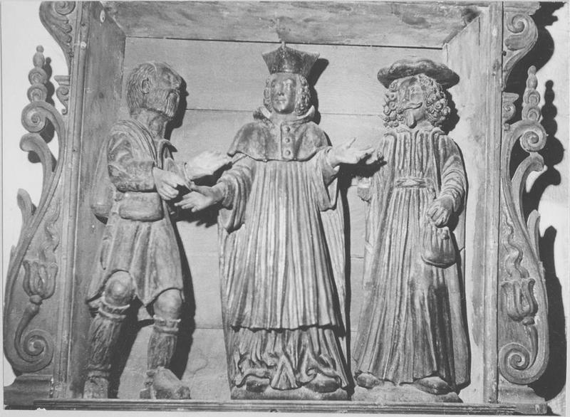 groupe sculpté : saint Yves entre le pauvre et le riche, vue générale