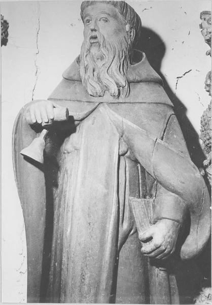 statue : saint moine, vue partielle