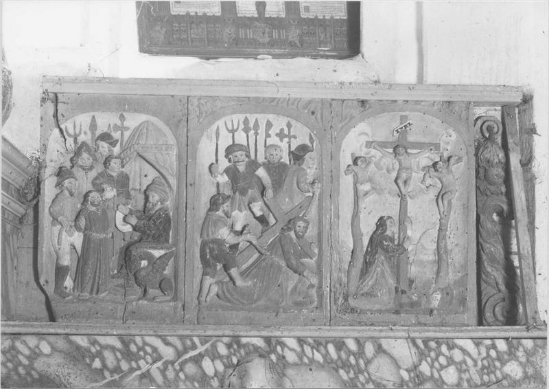 bas-reliefs : Pilate se lavant les mains, La Montée au Calvaire, La Crucifixion, vue générale - © Ministère de la Culture (France), Médiathèque du patrimoine et de la photographie (objets mobiliers), tous droits réservés