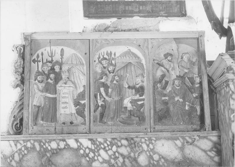 6 bas-reliefs : Jésus devant Caïphe, Jésus devant Hérode, Le Couronnement d'épines, Pilate se lavant les mains, La Montée au Calvaire, La Crucifixion