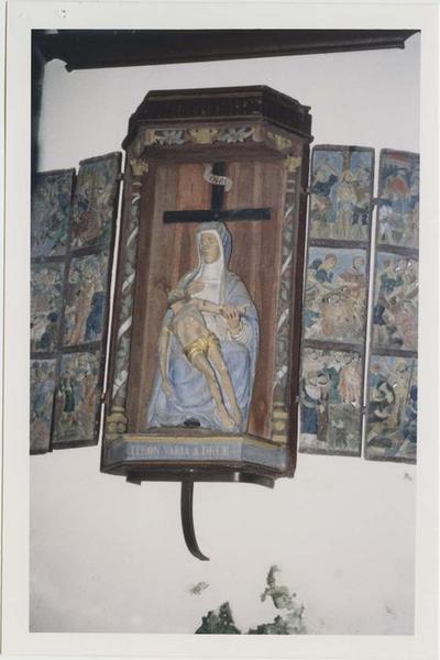 niche à volets ornés de scènes de la Passion, contenant un groupe sculpté : Vierge de Pitié, vue générale - © Ministère de la Culture (France), Médiathèque du patrimoine et de la photographie (objets mobiliers), tous droits réservés