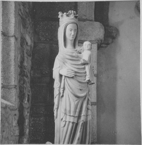 statue : Vierge à l'enfant, vue partielle - © Ministère de la Culture (France), Médiathèque du patrimoine et de la photographie (objets mobiliers), tous droits réservés