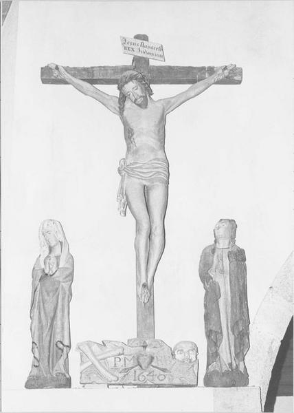 groupe sculpté : Christ en croix, vue générale - © Ministère de la Culture (France), Médiathèque du patrimoine et de la photographie (objets mobiliers), tous droits réservés