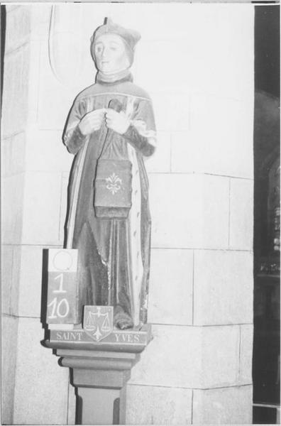 statue : saint Yves, vue générale