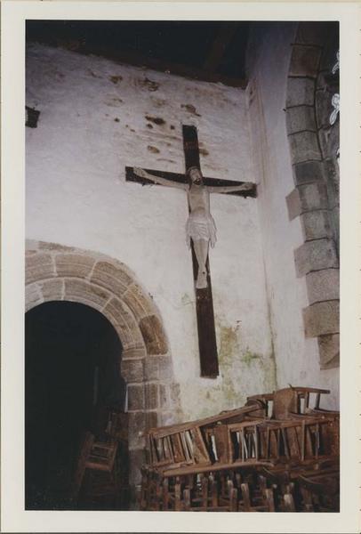 statue : Christ en croix, vue générale