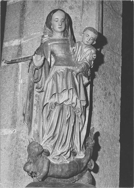 statue : Vierge à l'enfant terrassant le démon, vue générale