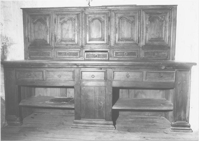 armoire de sacristie (buffet à deux corps), vue générale