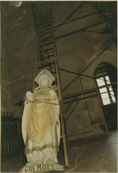 statue : saint Guénolé, vue générale