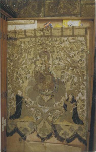 bannière de procession : Rosaire et Crucifixion, vue générale - © Ministère de la Culture (France), Médiathèque du patrimoine et de la photographie (objets mobiliers), tous droits réservés