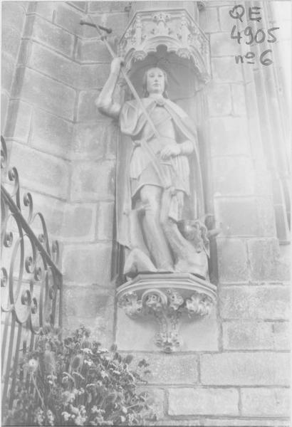 statue (grandeur nature) : saint Michel terrassant le démon, vue générale