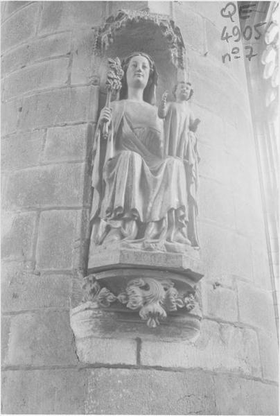 statue (grandeur nature) : Vierge à l'enfant assise, vue générale