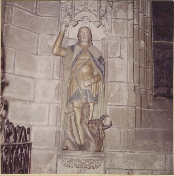 Statue (grandeur nature) : saint Michel terrassant le démon, vue générale