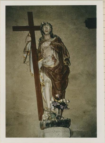 statue : Le Christ ressuscité tenant la croix, vue générale