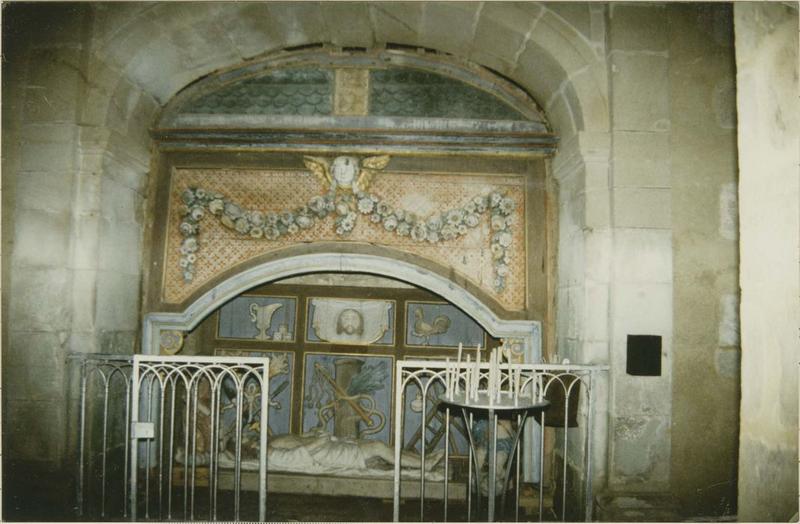 niche, bas-reliefs : Les Instruments de la Passion, groupe sculpté : Sépulcre ou Christ au tombeau, vue générale - © Ministère de la Culture (France), Médiathèque du patrimoine et de la photographie (objets mobiliers), tous droits réservés