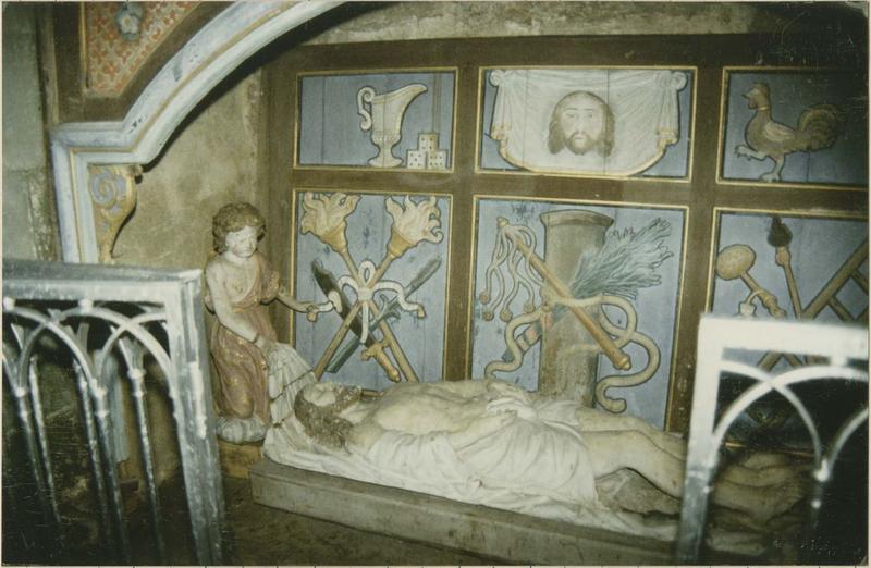 groupe sculpté : Sépulcre ou Christ au tombeau entre deux anges, vue générale - © Ministère de la Culture (France), Médiathèque du patrimoine et de la photographie (objets mobiliers), tous droits réservés