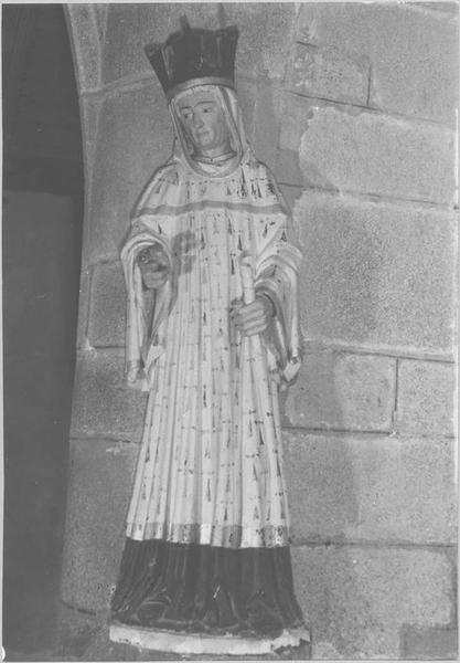 statue : saint Yves, vue générale