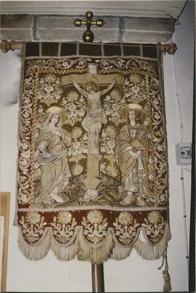 bannière de procession : Crucifixion, vue générale - © Ministère de la Culture (France), Médiathèque du patrimoine et de la photographie (objets mobiliers), tous droits réservés