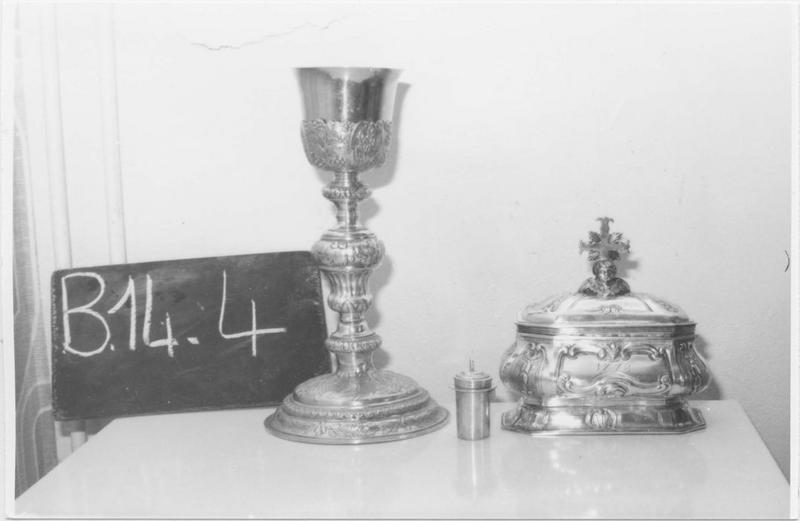 coffret aux saintes huiles (boîte aux saintes huiles), calice, vue générale - © Ministère de la Culture (France), Médiathèque du patrimoine et de la photographie (objets mobiliers), tous droits réservés