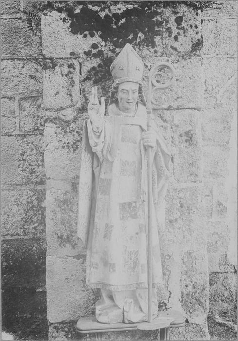 statue (grandeur nature) : Saint Guénolé, vue générale