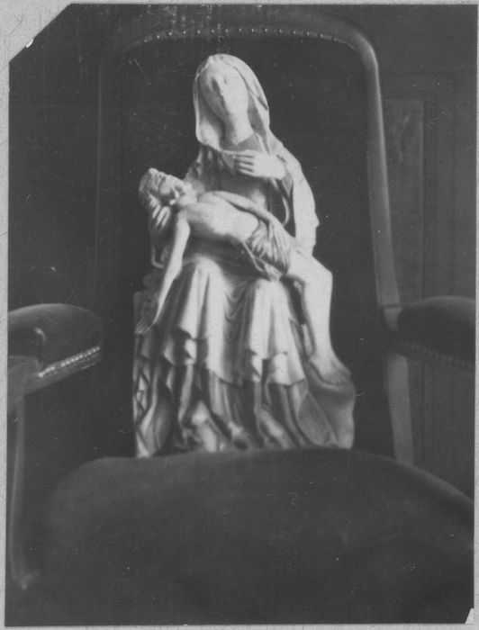 groupe sculpté : Vierge de Pitié, vue générale