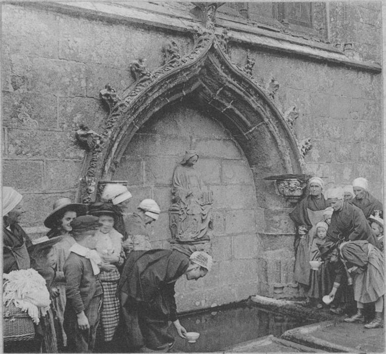 statue : Vierge à l'Enfant dite Vierge à la fontaine, vue générale