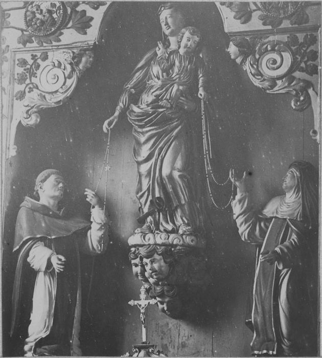 groupe sculpté : Remise du Rosaire (la), vue générale