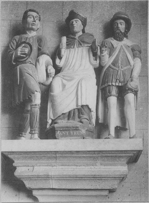 groupe sculpté : Saint Yves entre le pauvre et le riche, vue générale