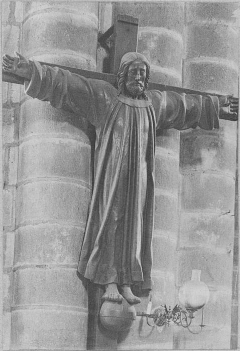 statue (grandeur nature) : Christ en croix, vue générale