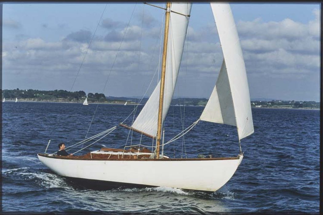 bateau de plaisance (yacht à voile, sloop à gréement Marconi) : sloop dit Saint Jean, ex Saint Marc - © Ministère de la Culture (France), Médiathèque du patrimoine et de la photographie, diffusion RMN-GP