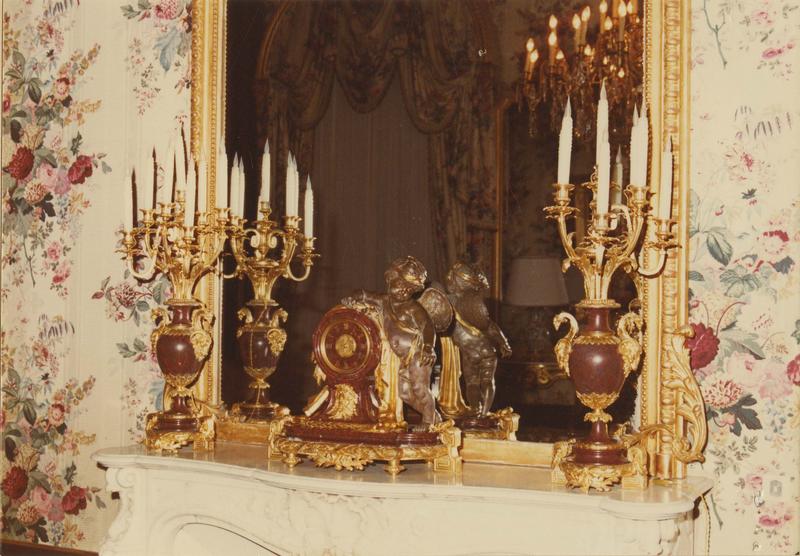 pendule, chandeliers, vue générale