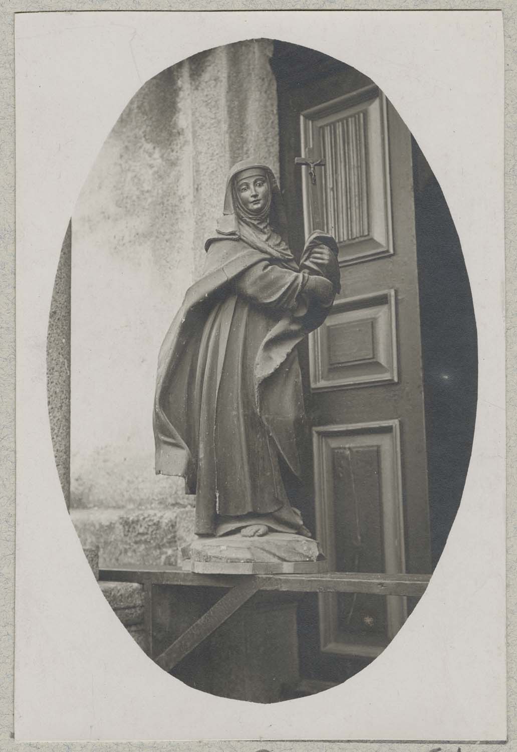 statue : sainte Claire, vue générale