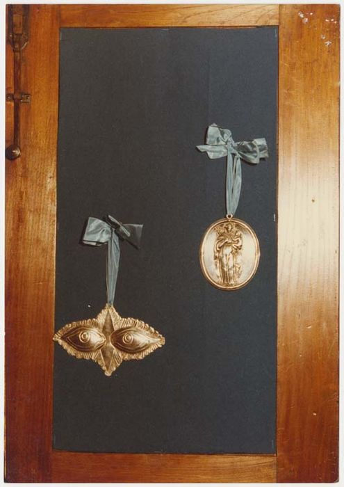ex-votos, médaillon et masque - © Ministère de la Culture (France), Médiathèque du patrimoine et de la photographie, diffusion GrandPalaisRmn Photo