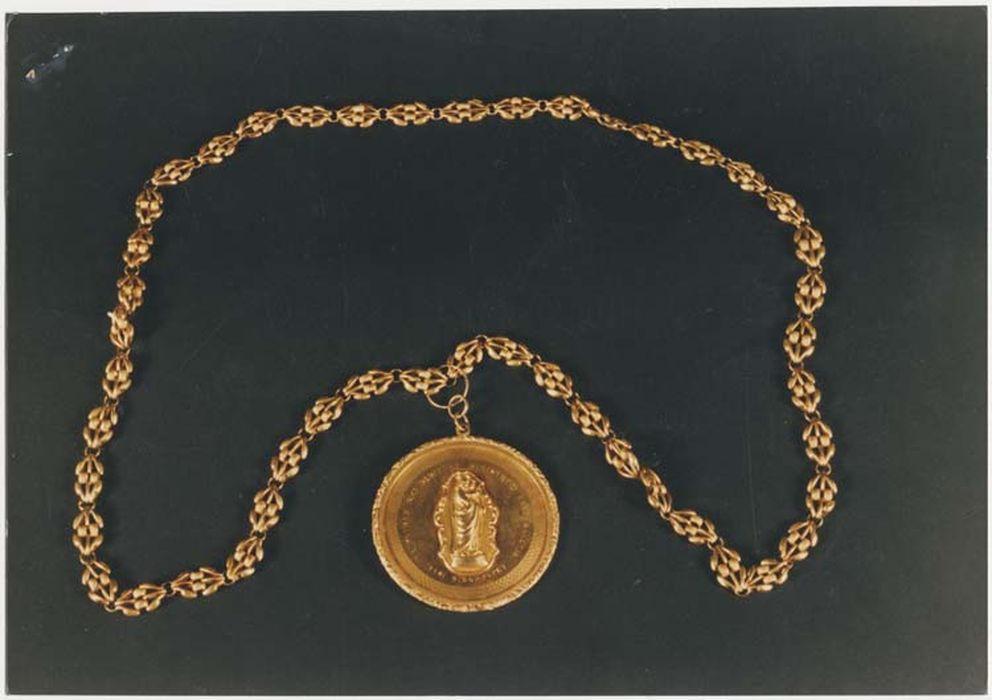 médaille représentant saint Joseph et l'Enfant Jésus datée de 1844 et sa chaîne en or du 19e siècle