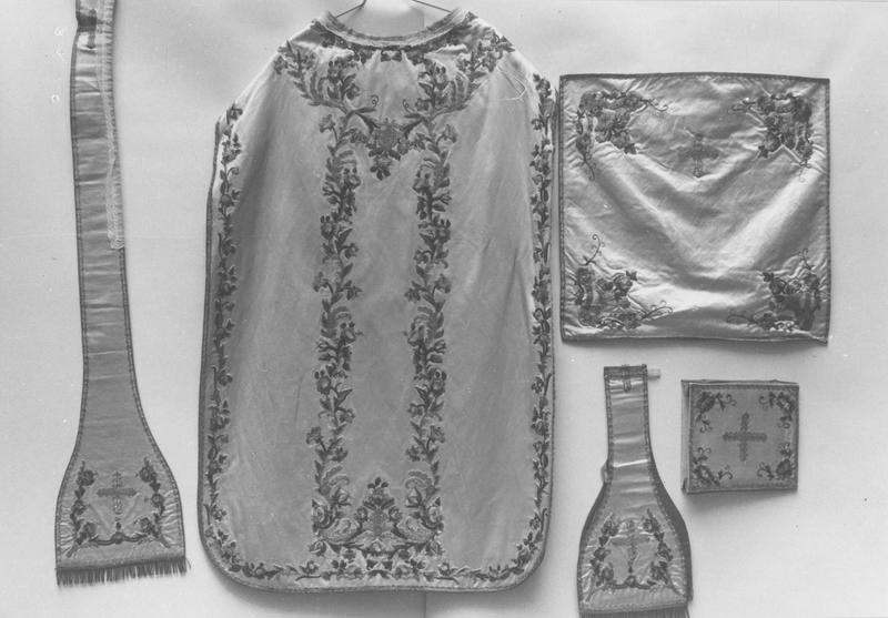 chasuble, étole, manipule, voile de calice, bourse de corporal - © Ministère de la Culture (France), Médiathèque du patrimoine et de la photographie, diffusion RMN-GP