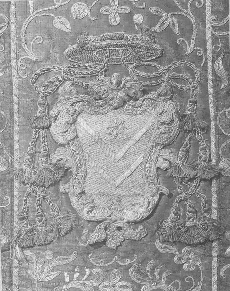 chasuble, étole, manipule, voile de calice, bourse de corporal (lamé violet rebrodé d'or) - © Ministère de la Culture (France), Médiathèque du patrimoine et de la photographie, diffusion RMN-GP