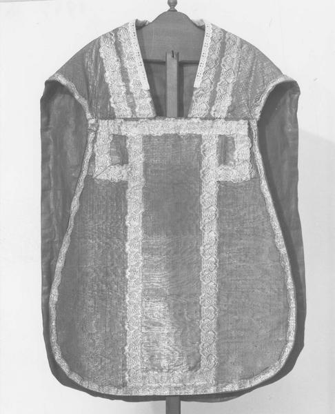 chasuble (ornement rouge), armoiries Stefanini - © Ministère de la Culture (France), Médiathèque du patrimoine et de la photographie, diffusion RMN-GP