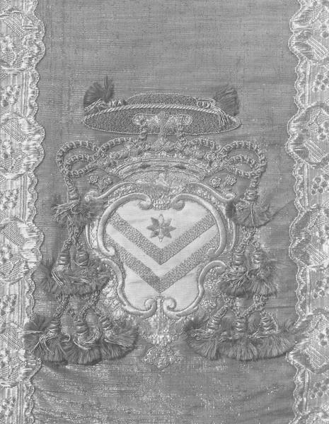 chasuble, étole, manipule, voile de calice, bourse de corporal (ornement rouge), armoiries Stefanini - © Ministère de la Culture (France), Médiathèque du patrimoine et de la photographie, diffusion RMN-GP