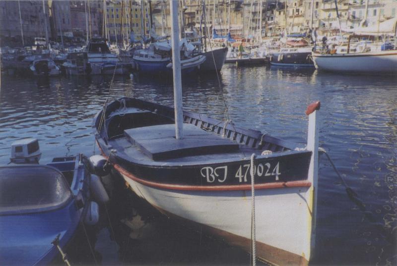 bateau de pêche : barque bastiaise à voile latine (u squivu ou u pisdtellu) dit Sainte-Elisabeth