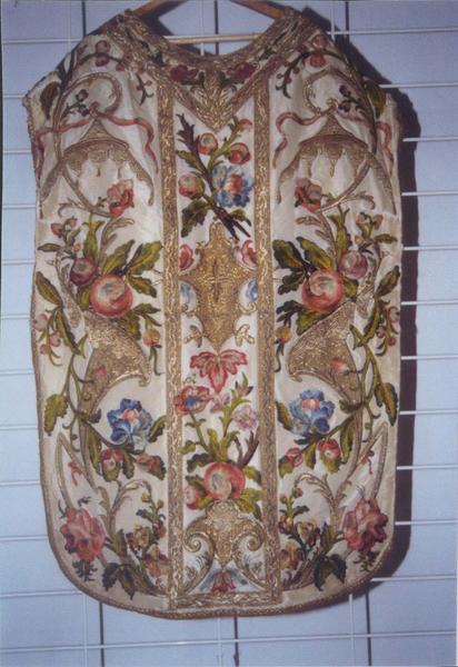 chasuble, étole, manipule, voile de calice, bourse de corporal