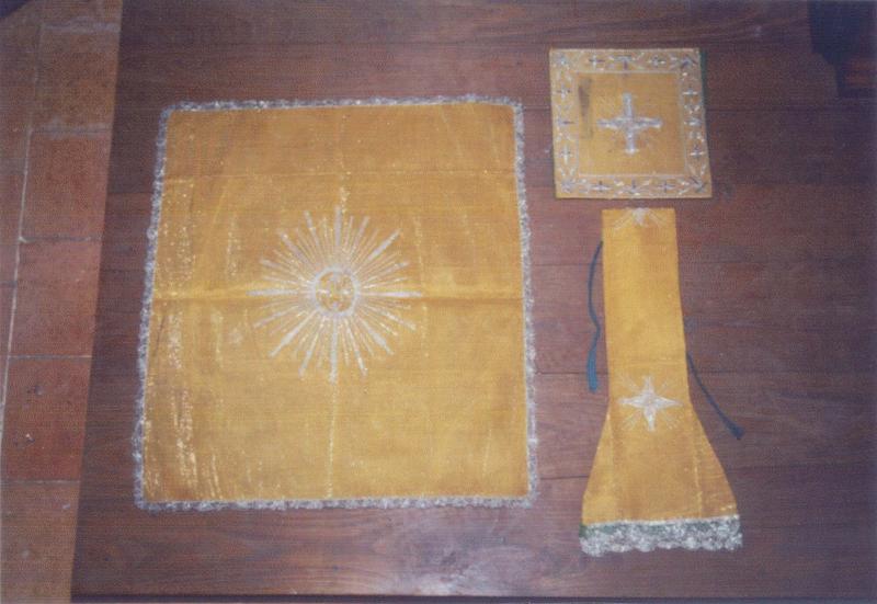 chasuble, manipule, voile de calice, bourse de corporal