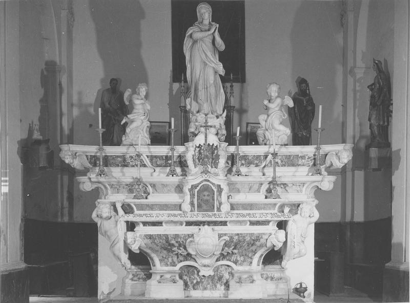 maître-autel, gradins, tabernacle, statues : La Vierge et deux anges