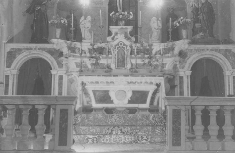 Maître-autel, gradins, tabernacle, arcatures (arcades latérales), clôture de choeur (balustrade)