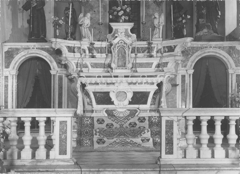 maître-autel, gradins, tabernacle, arcatures (arcades latérales), clôture de choeur (balustrade)