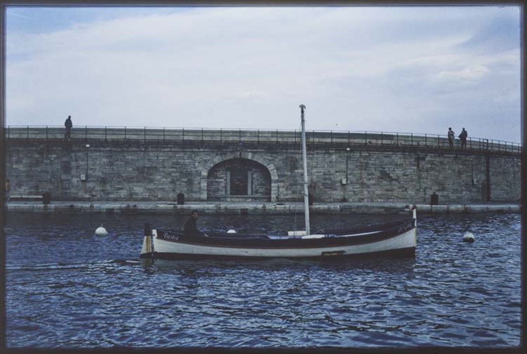 bateau de pêche : Barque bastiaise à voile latine (u squivu ou u pisdtellu) dite Sainte-Elisabeth