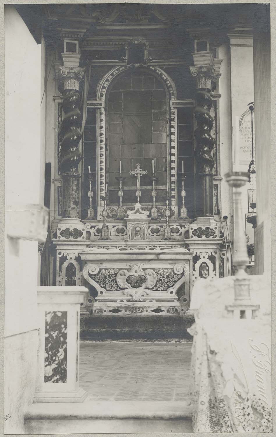 autel d'une chapelle latérale, vue générale - © Ministère de la Culture (France), Médiathèque du patrimoine et de la photographie, diffusion RMN-GP