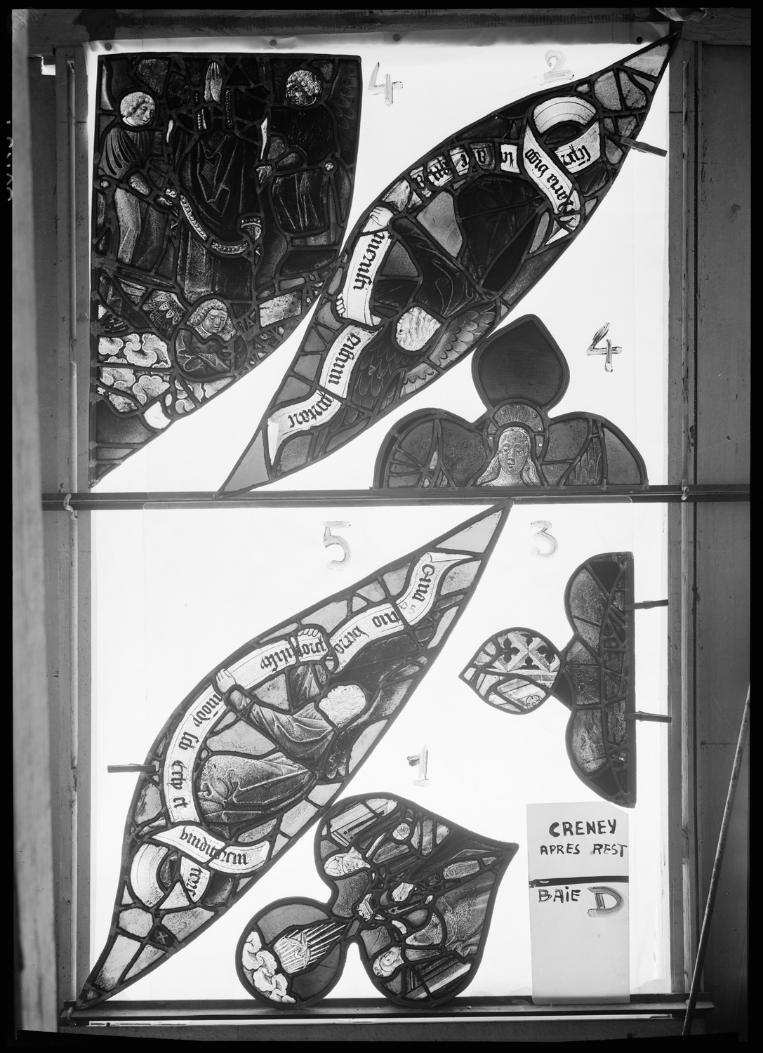 Baie D, panneaux de vitrail 1, 2, 3, 4 et 5 [Baie 4]