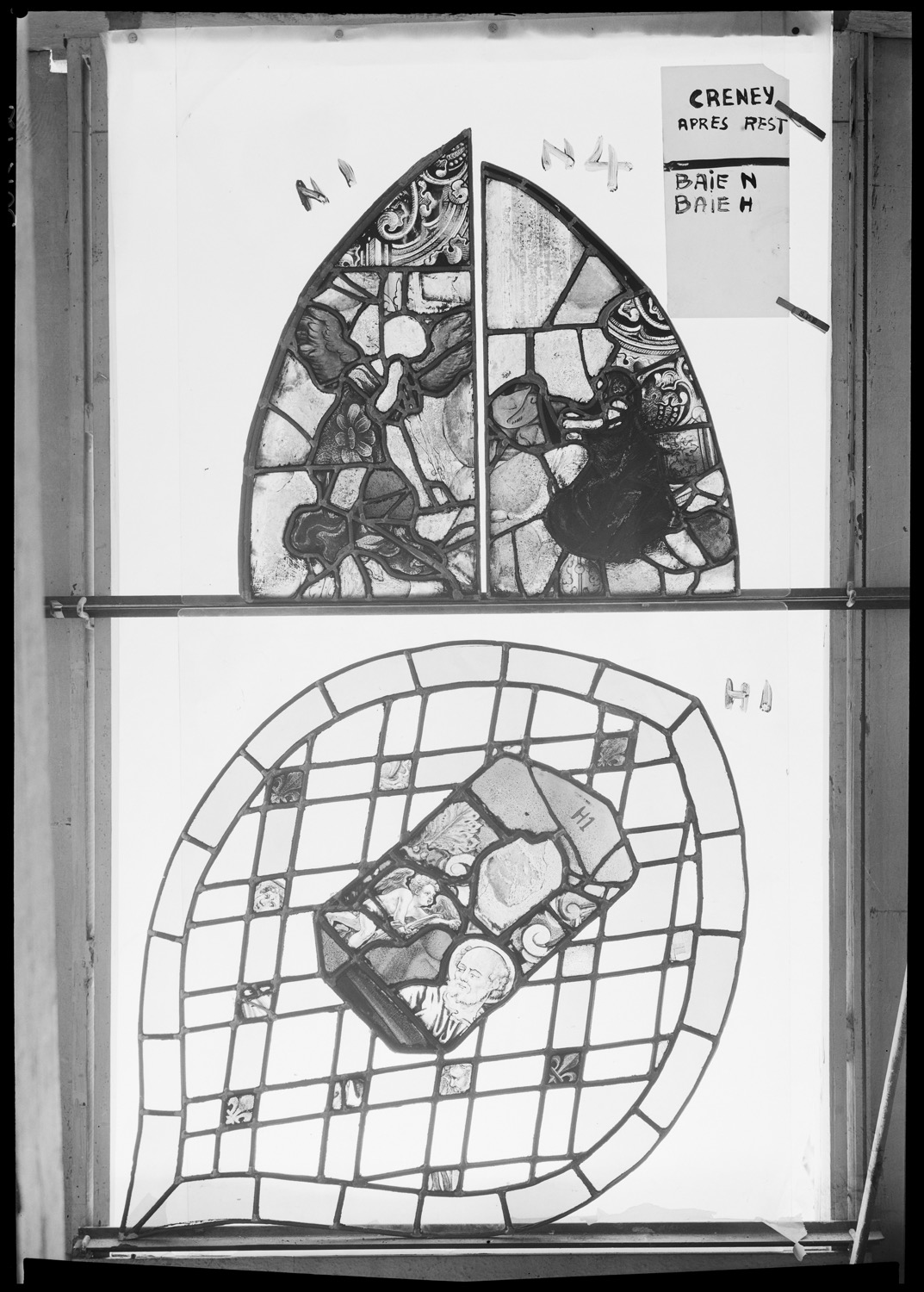 Baie H, panneau de vitrail 1 ; Baie N, panneaux de vitrail 1 et 4 [Baie 10 ; Baie 11]
