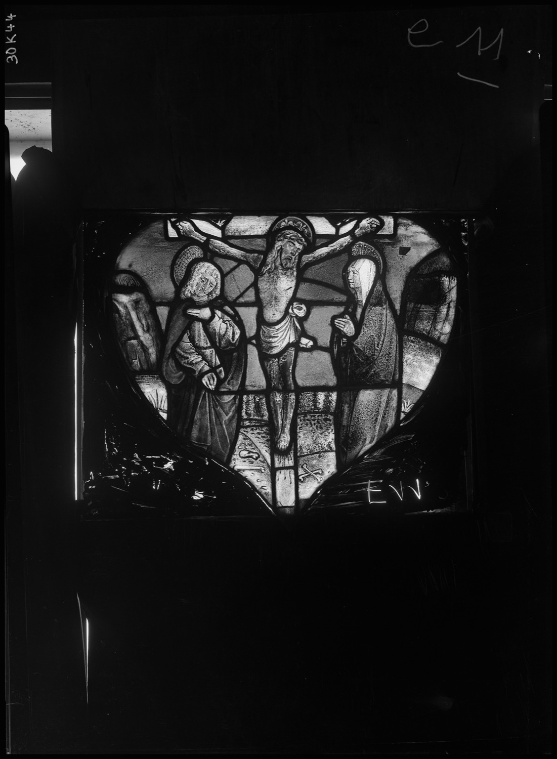 3 verrières : Passion du Christ, donateur et donatrice, saint Pierre, saint Jean, vie de la Vierge, Arbre de Jessé