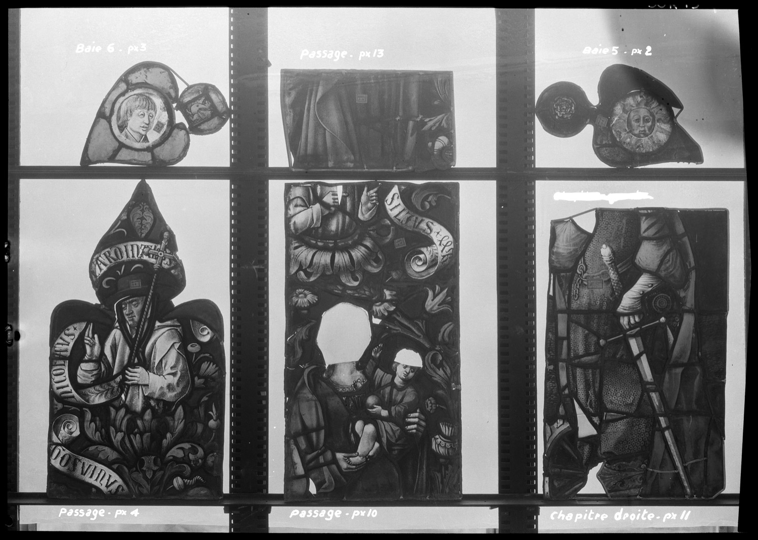 Salle capitulaire et vestibule : baie 5, panneau de vitrail 2 ; Baie 6, panneau de vitrail 3 ; Passage : panneaux de vitrail 4, 10 et 13 ; Chapitre droite : panneau de vitrail 11 [Baie 0 ; vestibule ; salle capitulaire]