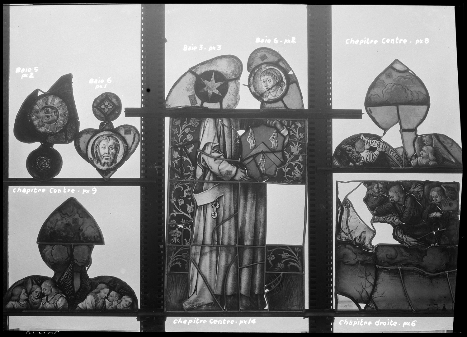 Salle capitulaire : baie 3, panneau de vitrail 3 ; Baie 5, panneau de vitrail 2 ; Baie 6, panneaux de vitrail 1 et 2 ; Chapitre centre : panneaux de vitrail 8, 9 et 14 ; Chapitre droite : panneau de vitrail 6 [salle capitulaire]